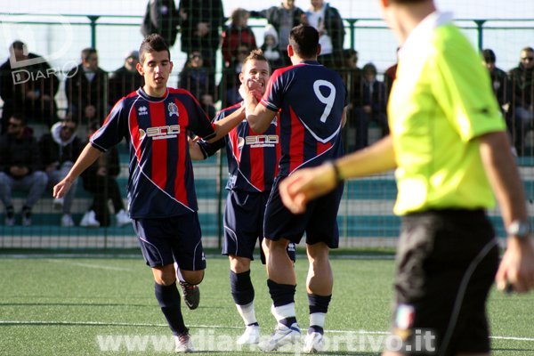 Fabio Oggiano esulta dopo il gol con Borrotzu
